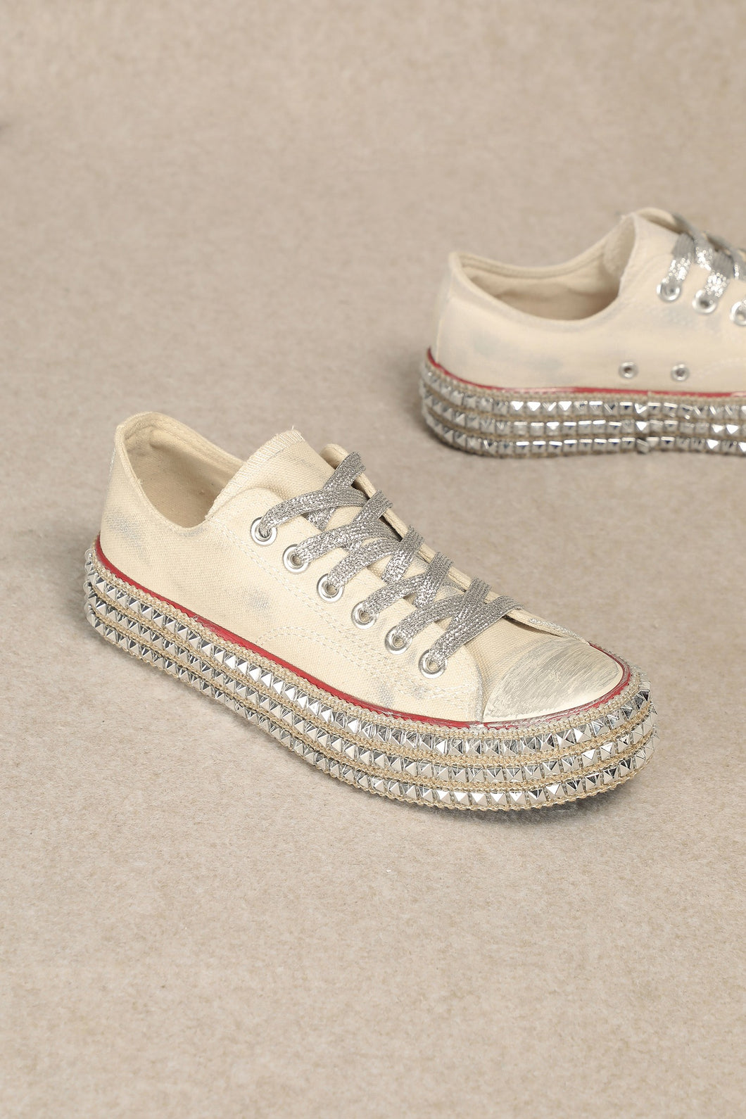 Lace up studded platform Low Top Sneaker
